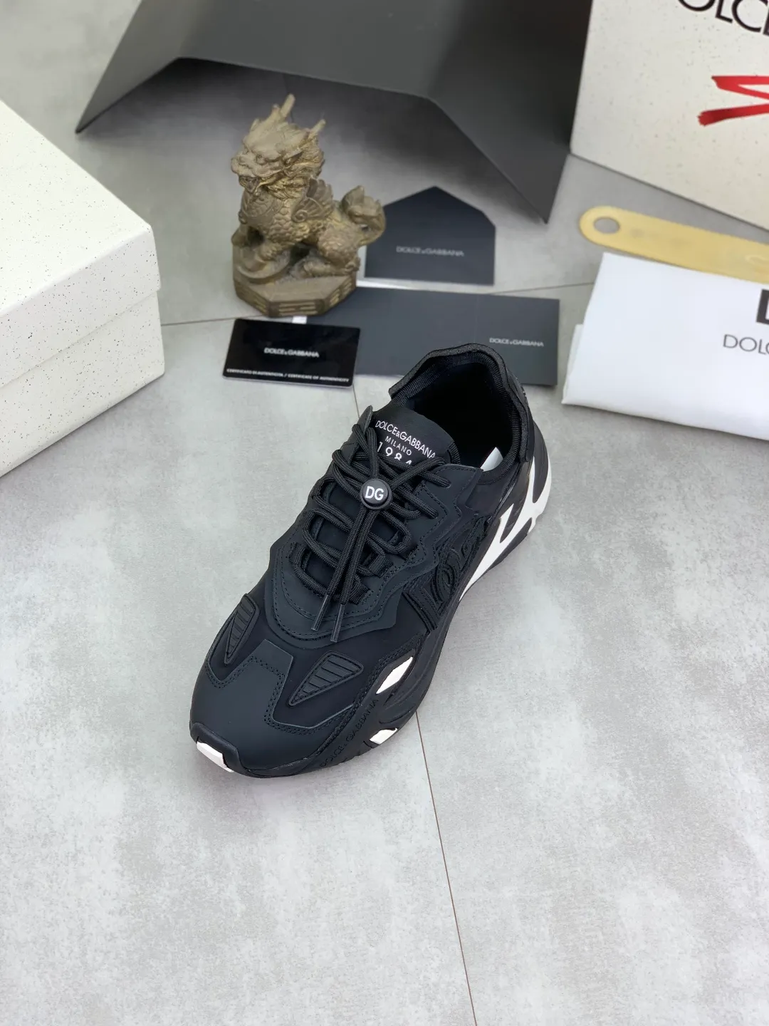 Men's shoes 💰P560💰 [New style] top original quality, synchronized with "DOLCE&GABBANA [Dolce & Gabbana] ~ high quality." effect. Low-cut casual DG men's shoes, loved by many celebrities, using high-end imported first-layer calfskin splicing design + cowhide feet, simple and elegant, perfectly interpreting the latest inspiration for shoes, classic and fashionable integration. Luxurious dreams, driving fashion, suitable for drivers, lightweight and comfortable, light and breathable for outdoor travel, high-end quality Trustworthy, 4️⃣colors🉑️ to choose from! Code number: 38-46